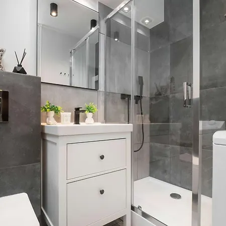 Stylowe Z Balkonem Blisko Atlas Areny W Lodzi By Renters