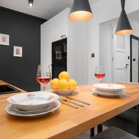Stylowe Z Balkonem Blisko Atlas Areny W Lodzi By Renters 아파트 우치